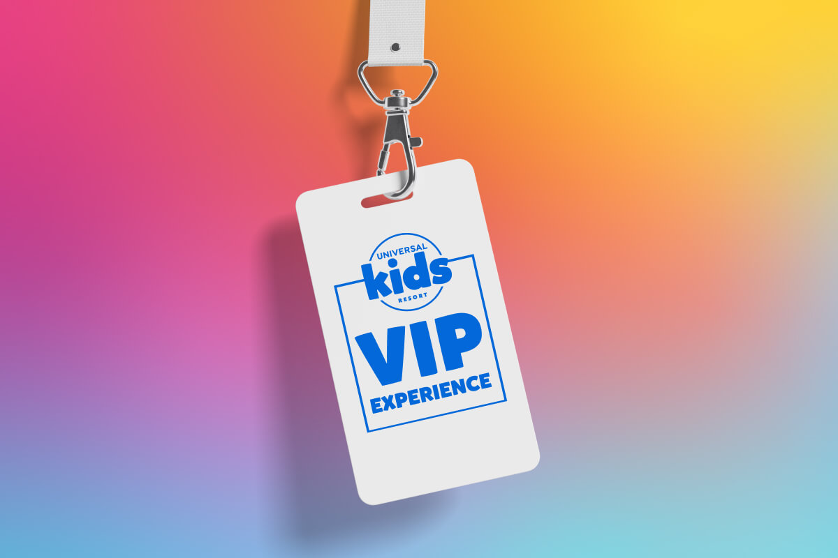 Insignia credencial de VIP Experience de Universal Kids Resort colgando de un cordón sobre un fondo colorido.
