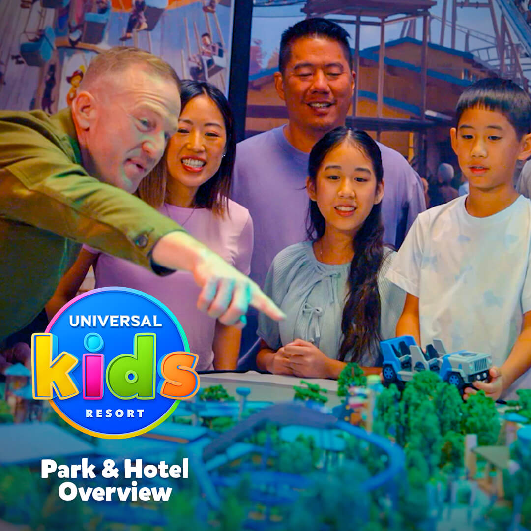 Las familias y los niños se reúnen alrededor de un modelo detallado de Universal Kids Resort mientras un integrante de nuestro equipo les muestra sus características.