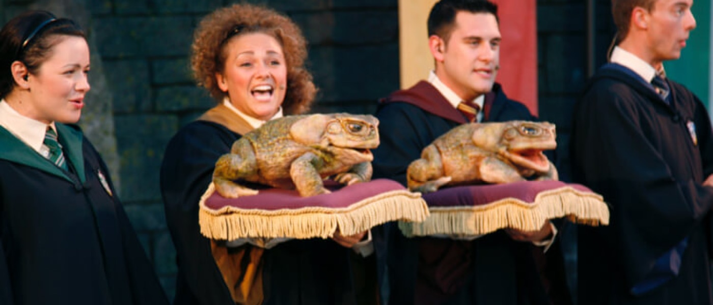 Students from Hogwarts choir holding singing toads.