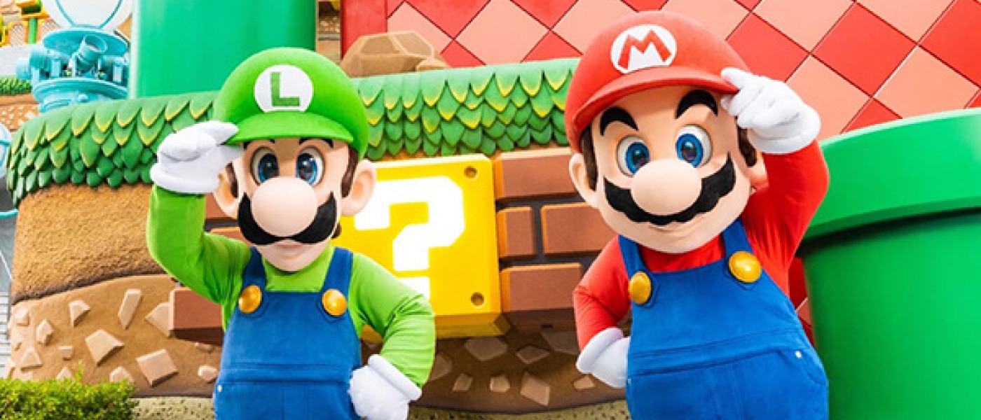 Luigi and Mario posing inside of SUPER NINTENDO WORLD™.
