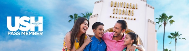 Family in front of the arch - USH Pass Members