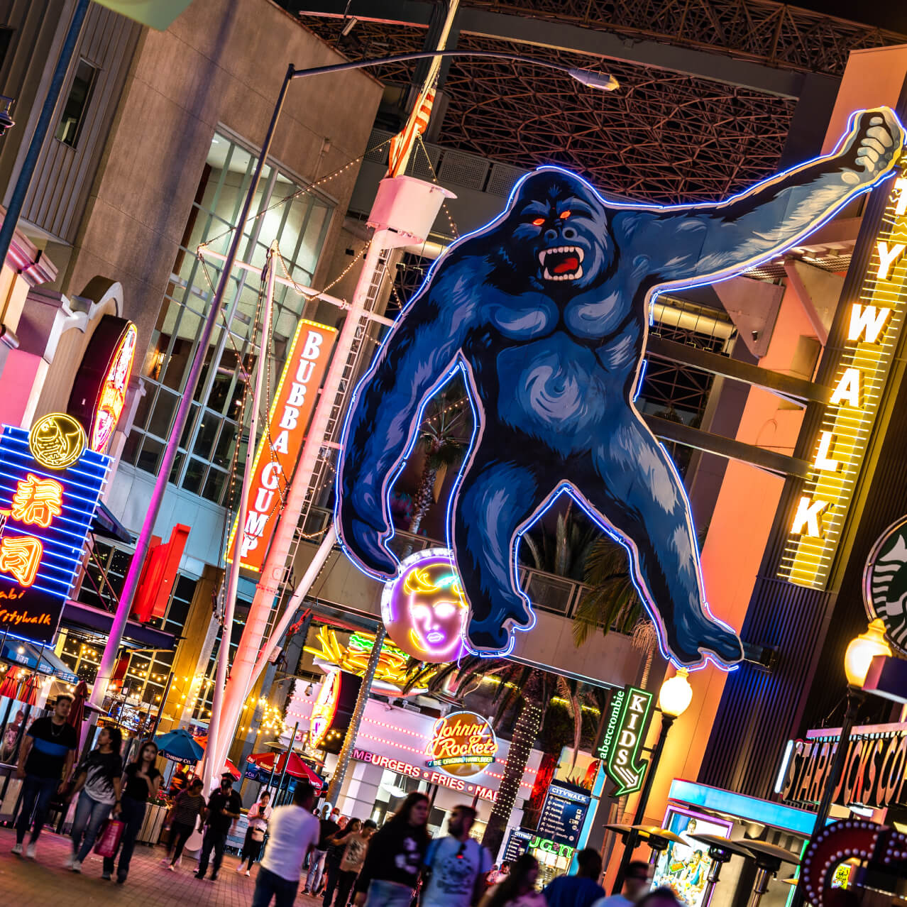 A street view of CityWalk with King Kong in the center.