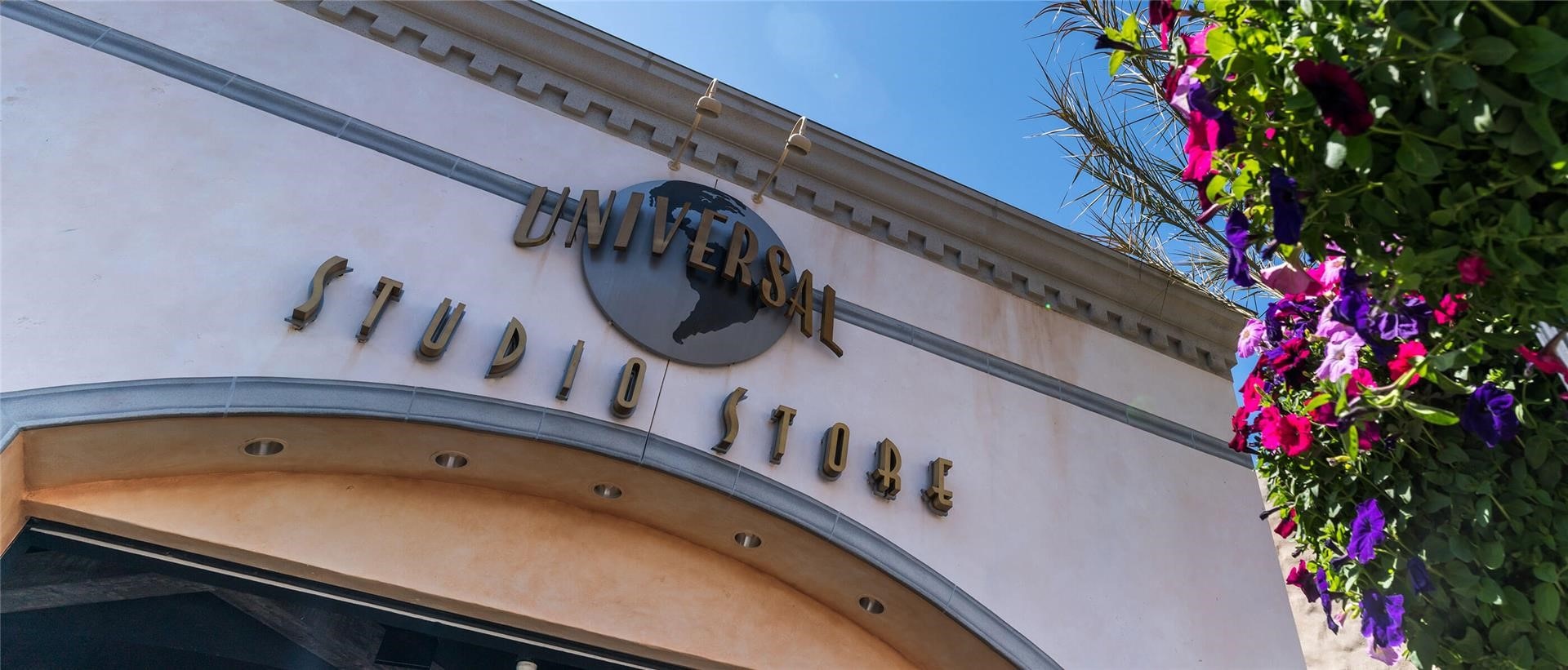 Sign of Universal Studio Stops.