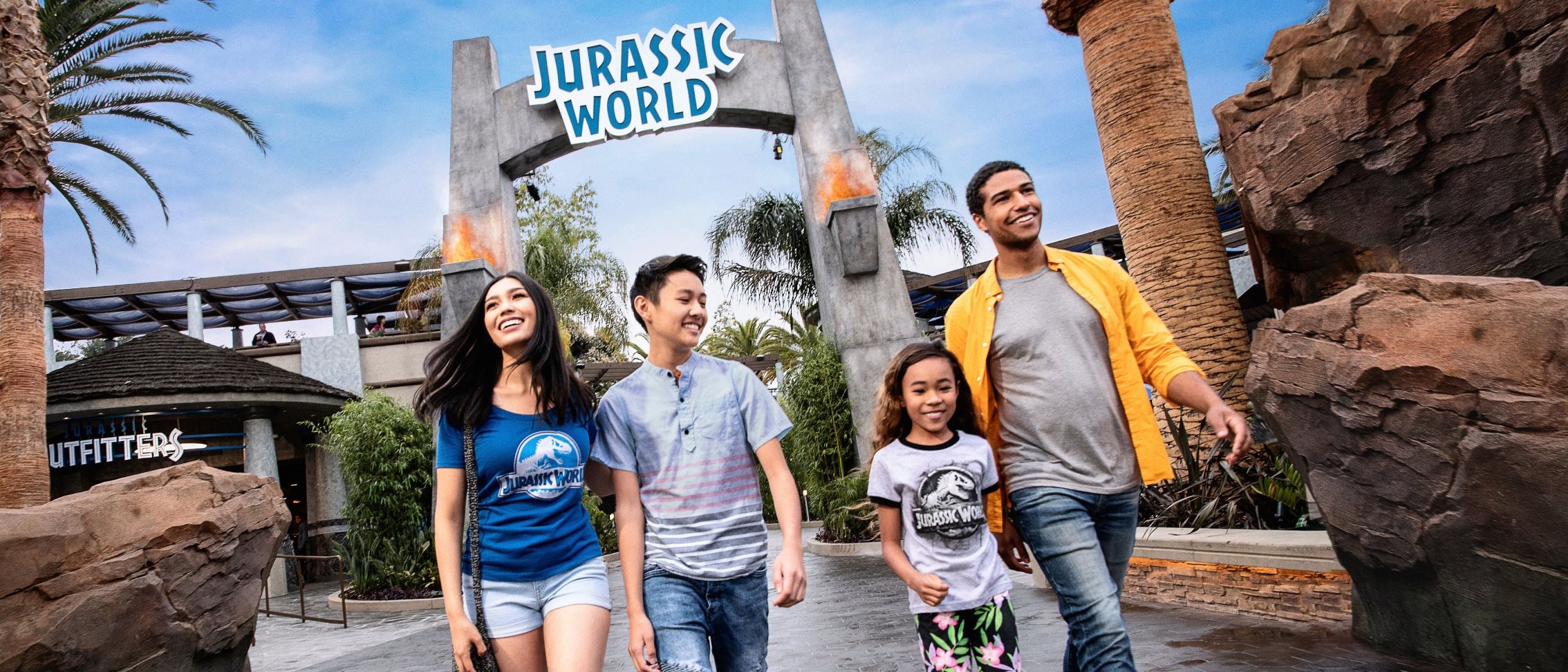 A couple browsing a store at Universal CityWalk with the Universal Hero card in hand.