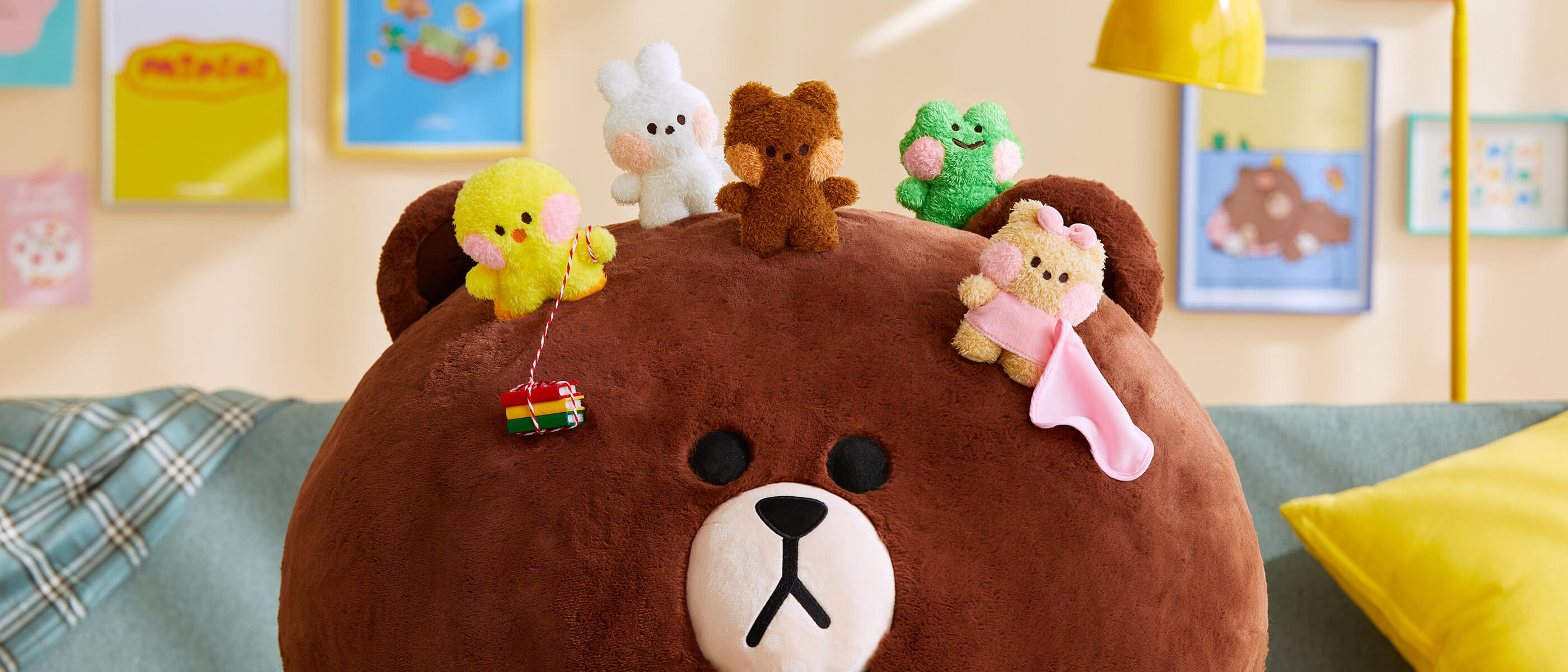 Small plushies from LINE FRIENDS including Sally, Coni, Brown, Leonard, and Choco.