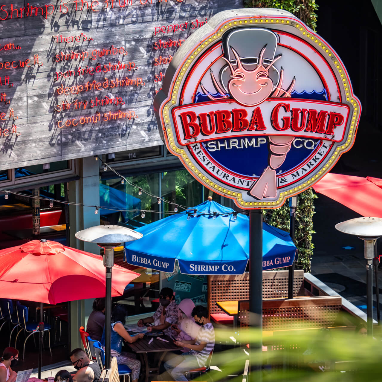 People eating outside under umbrellas at Universal Hollywood Bubba Gump Shrimp Co