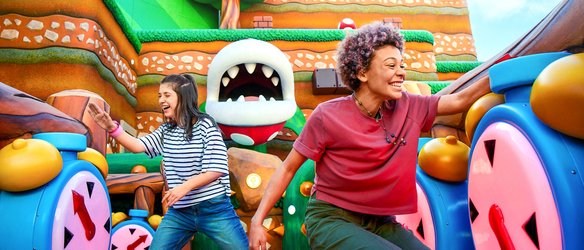 Two friends playing the Piranha Plant Nap Mishap Key Challenge at SUPER NINTENDO WORLD™.